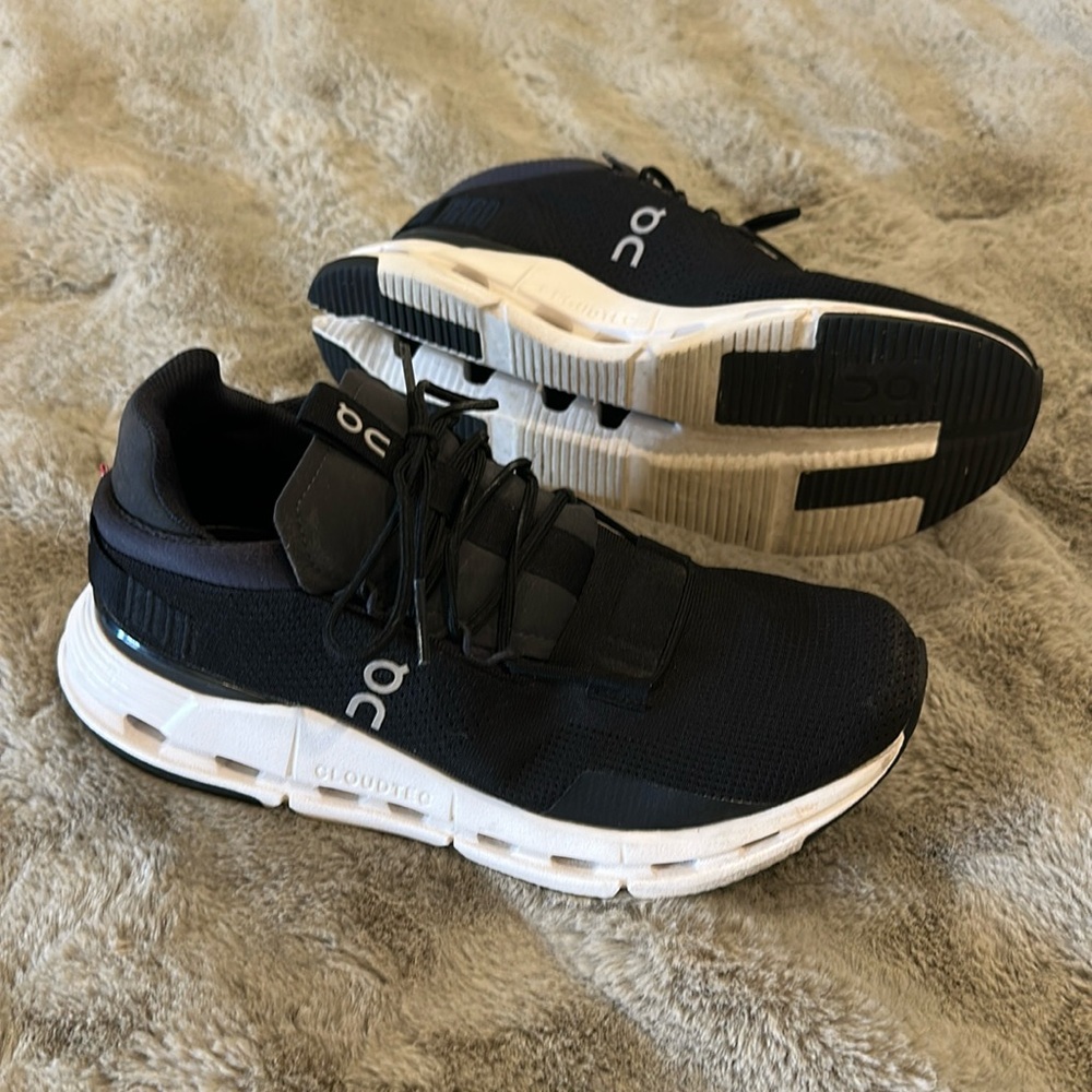 On Cloud Traveler tennis shoes Black & White